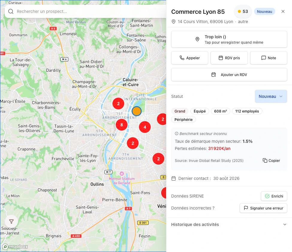 Point sélectionné sur la carte de Lyon et fiche latérale d’un prospect fictif avec son score, son statut et les actions de suivi