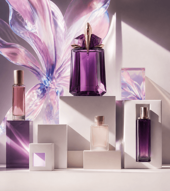 Composition de parfums violets sur des volumes blancs pour Le Labo Blanc